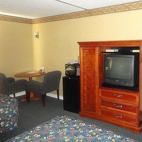 Days Inn By Wyndham West Branch Iowa City Area Room photo