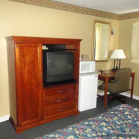 Days Inn By Wyndham West Branch Iowa City Area Room photo