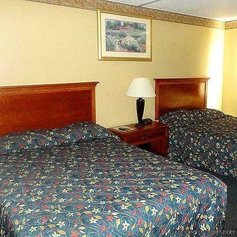 Days Inn By Wyndham West Branch Iowa City Area Room photo