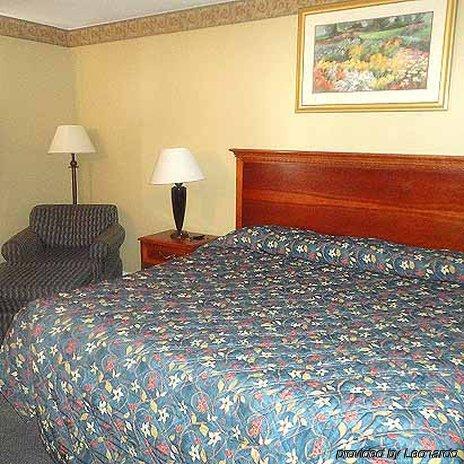 Days Inn By Wyndham West Branch Iowa City Area Room photo