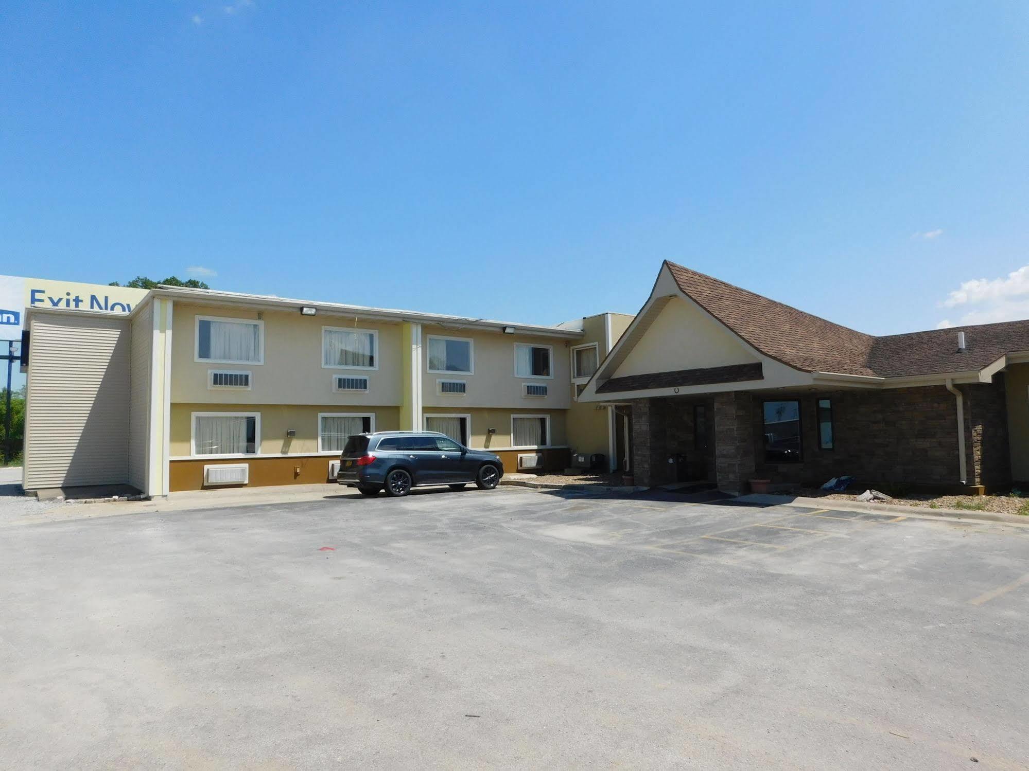 Days Inn By Wyndham West Branch Iowa City Area Exterior photo