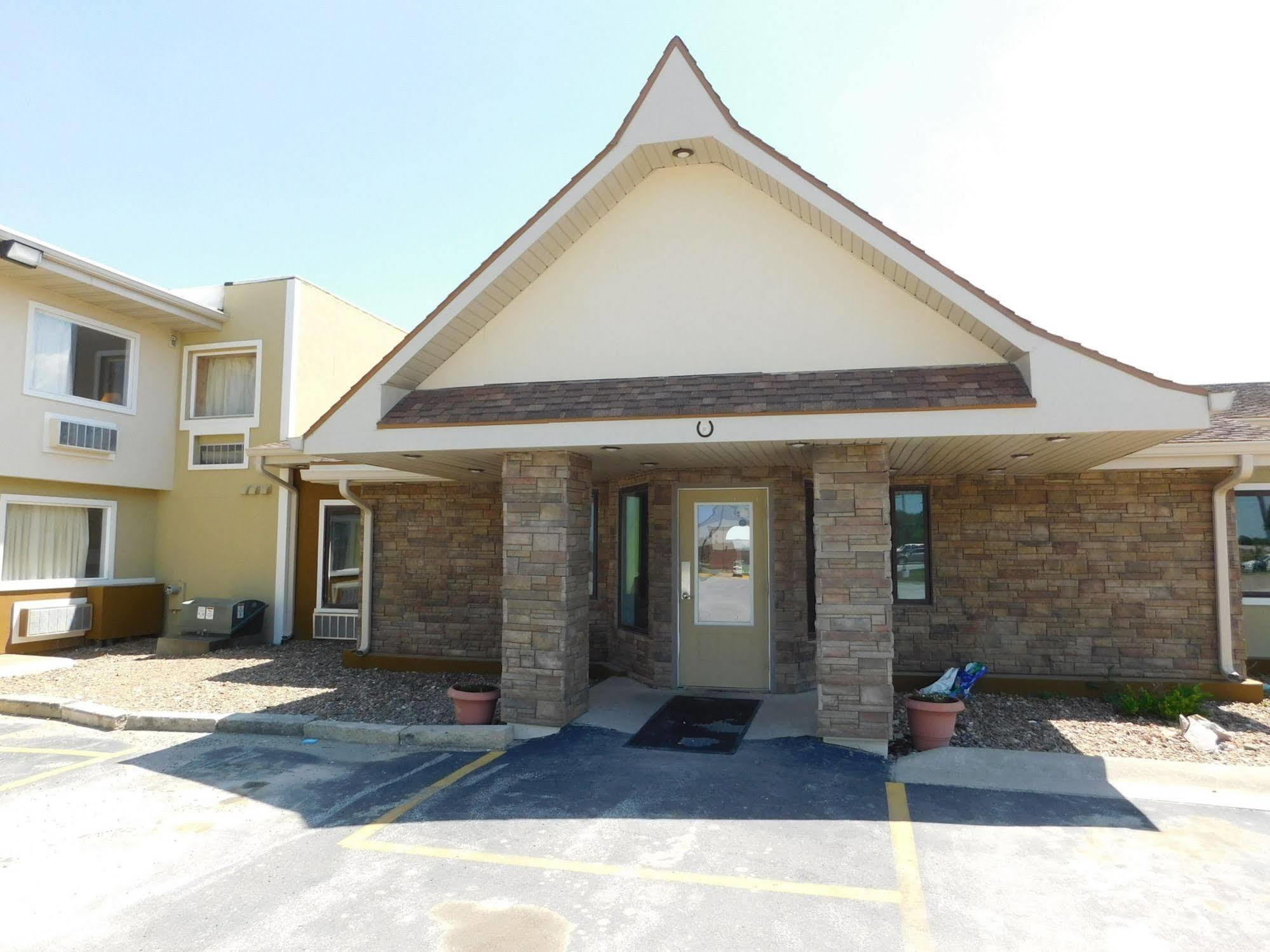 Days Inn By Wyndham West Branch Iowa City Area Exterior photo